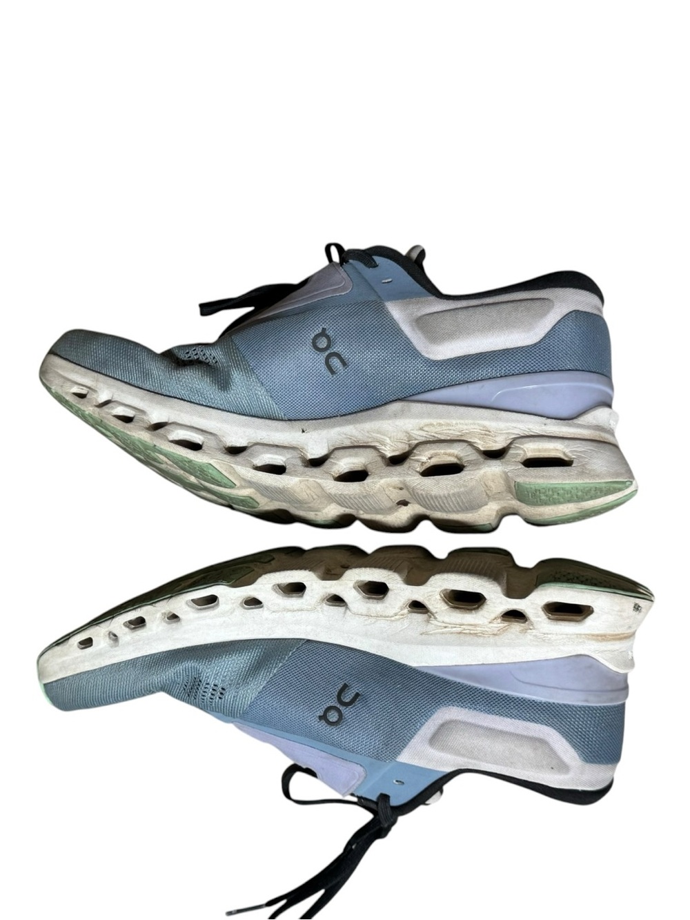 On Running Women’s 10 On Cloudstratus 3 running shoes in the Wash/Nimbus